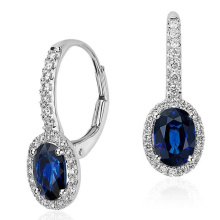 Sapphire e Micropave Diamond Halo Earrings em ouro branco de 14k (7X5mm)